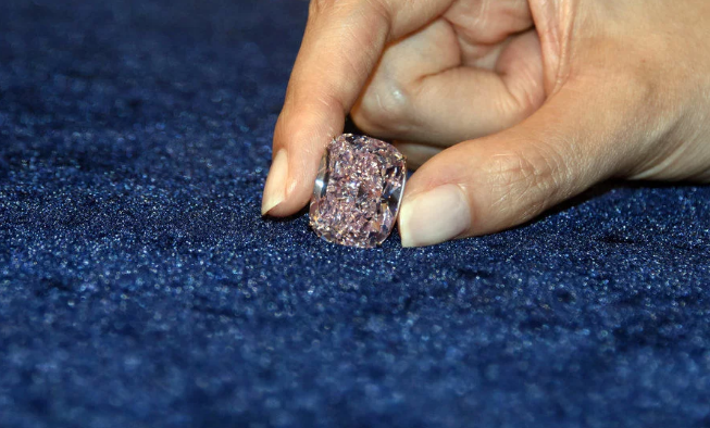 香港展出世界最大浓彩粉红钻石 下月日内瓦开拍估价逾2亿港元